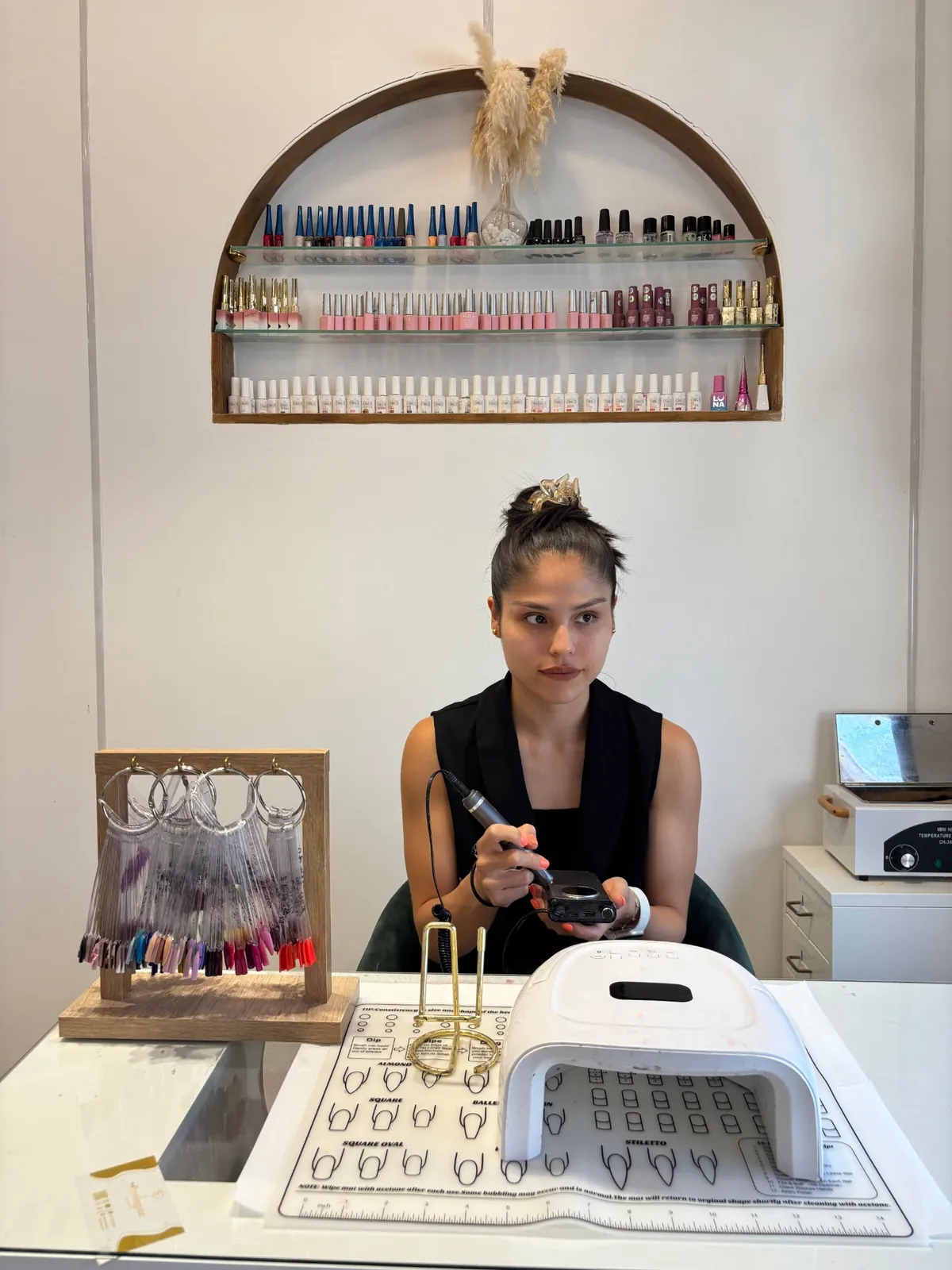 Profesional de Privilegios en su mesa de manicura
