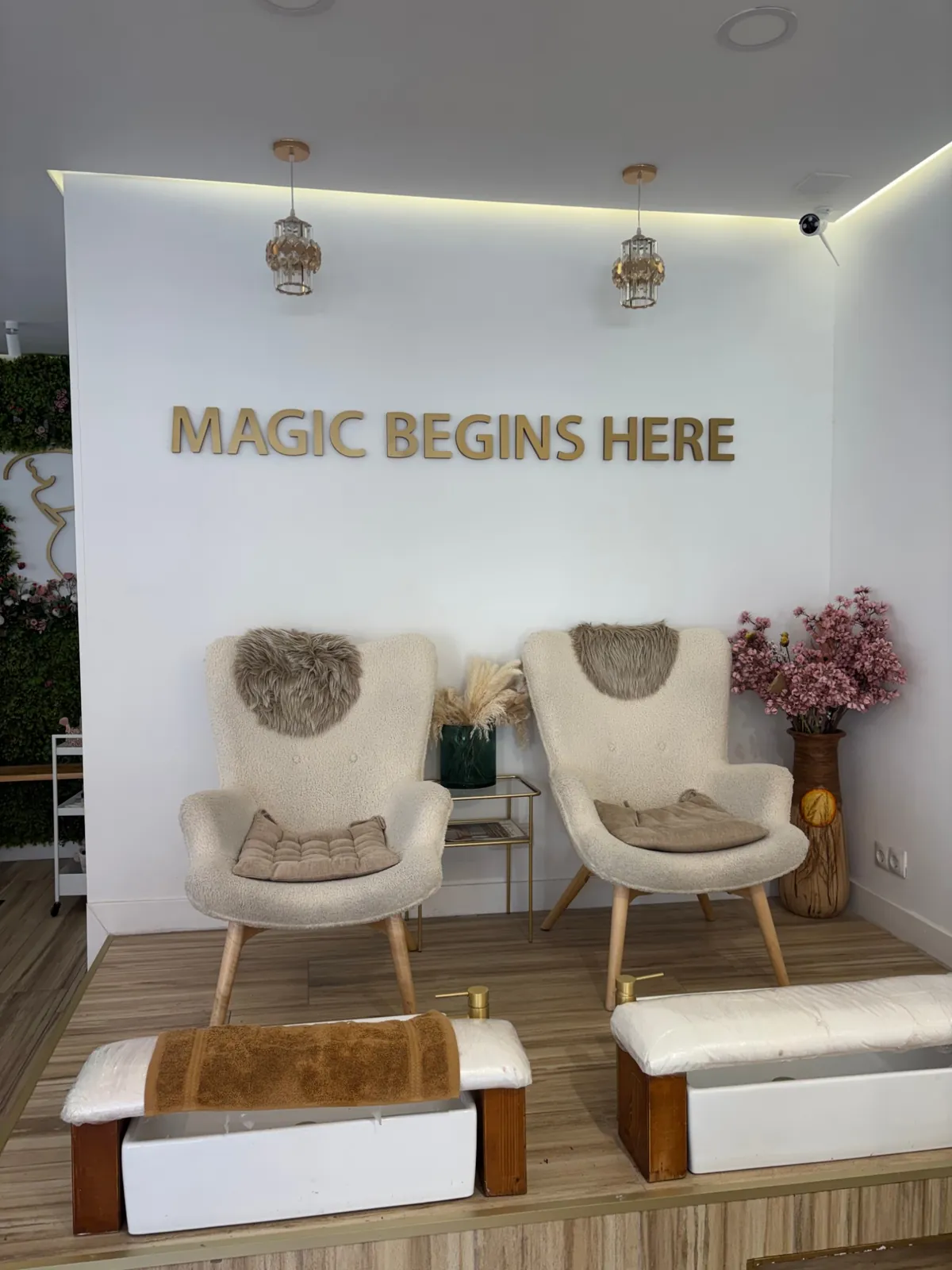 Rincón de Privilegios con el lema Magic begins here, sillones y flores
