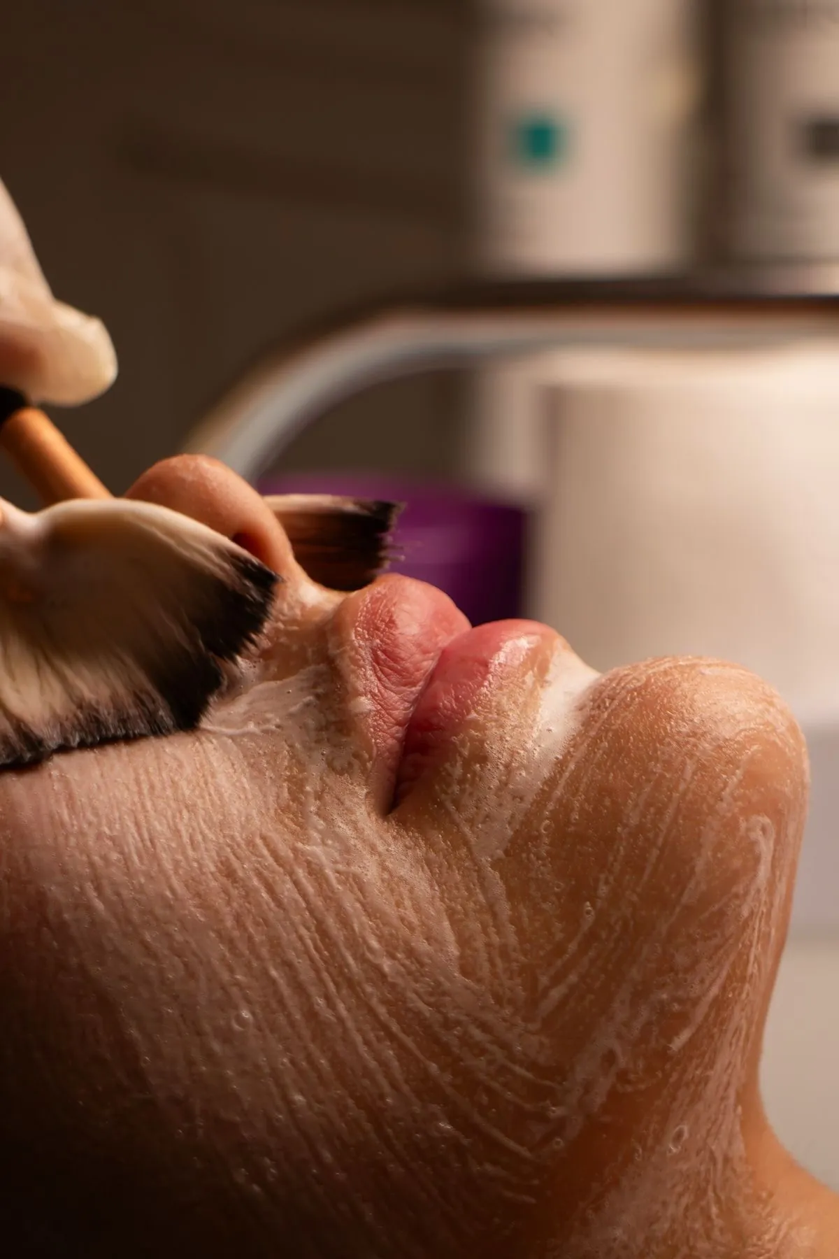 Aplicación de mascarilla facial con pincel