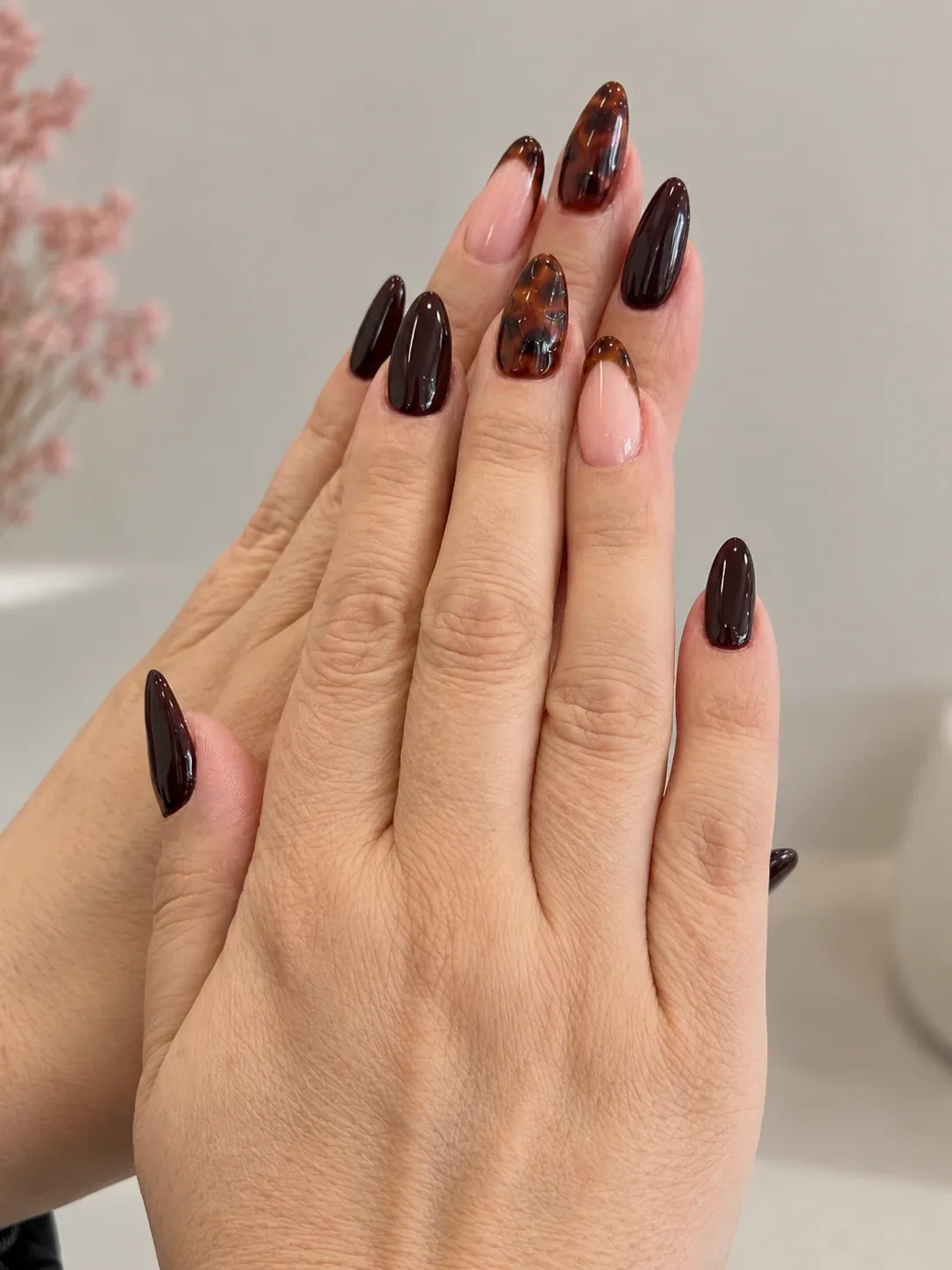 Uñas efecto carey y chocolate
