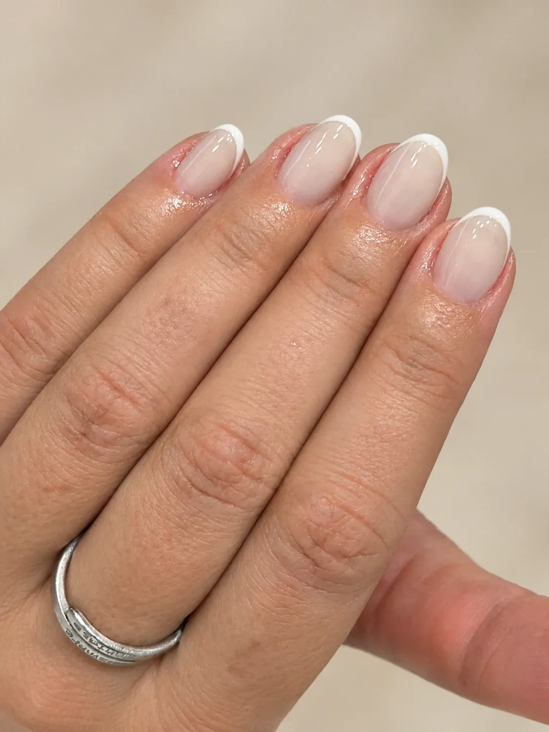 Manicura francesa clásica corta