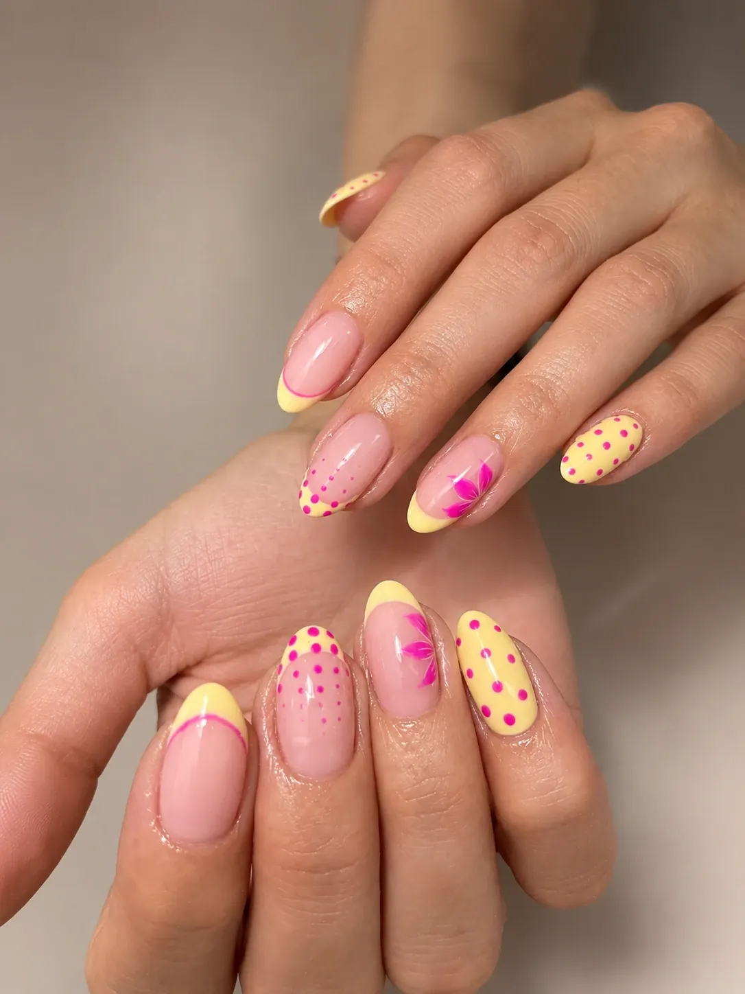 Diseño de lunares fucsia sobre amarillo pastel