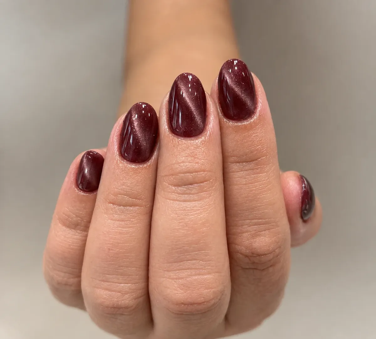 Esmaltado ojo de gato en tono vino